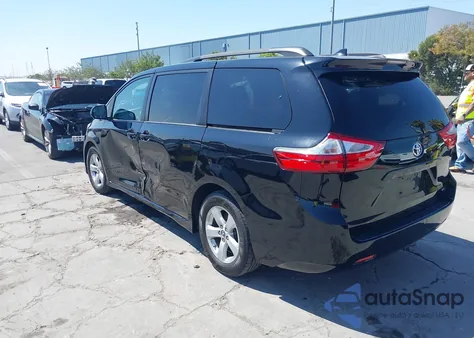 2019 Toyota Sienna Le 8 Passenger z USA, uszkodzony, nr VIN 5TDKZ3DC0KS973786